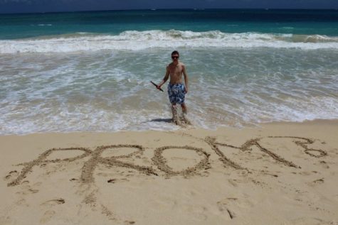 Senior Cedar Hittle promposes to senior Kaley Aistudillo
