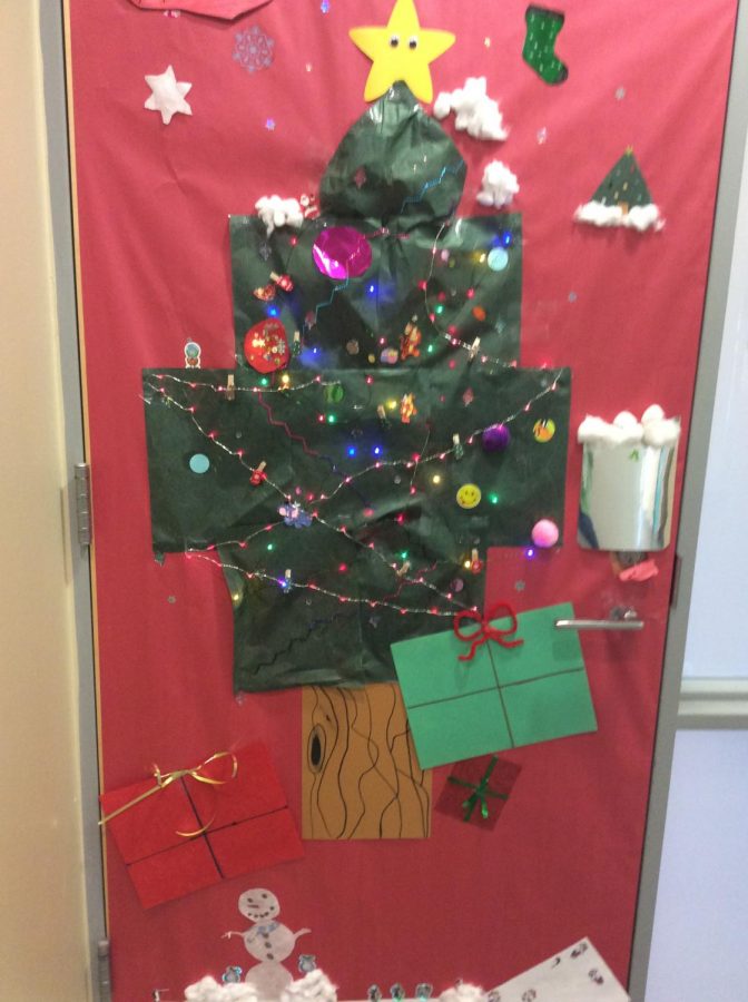 A decorated door with a Christmas tree