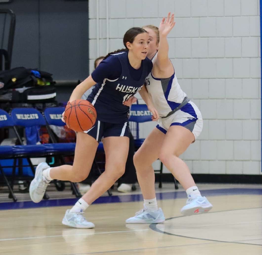 Maddy Grenon dribbling the ball.