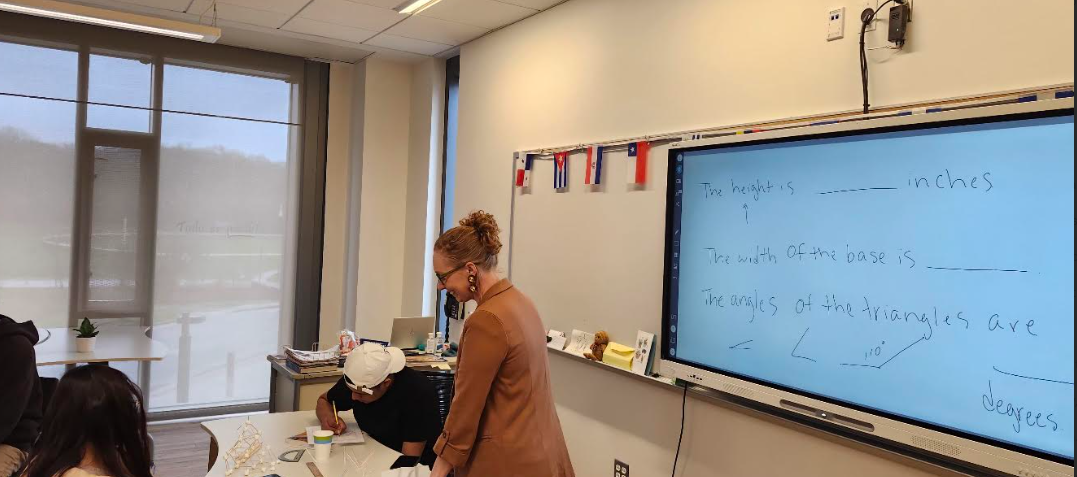 La maestra Milici enseñando a los chicos de ESL