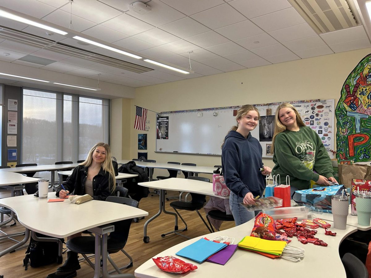 Jacquelyn Ciarleglio, Payton Corgan and Grace Holotz making holiday gifts 