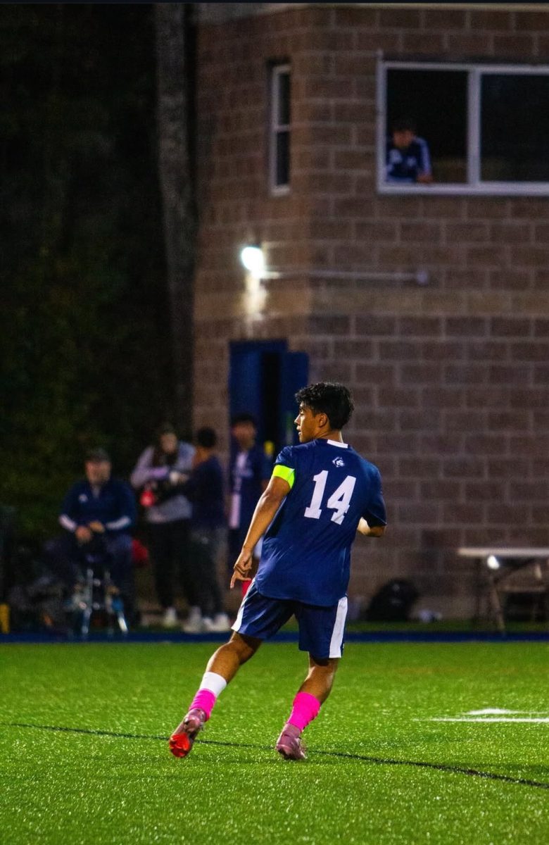 Gutierrez looks for the ball before he makes his attack. 