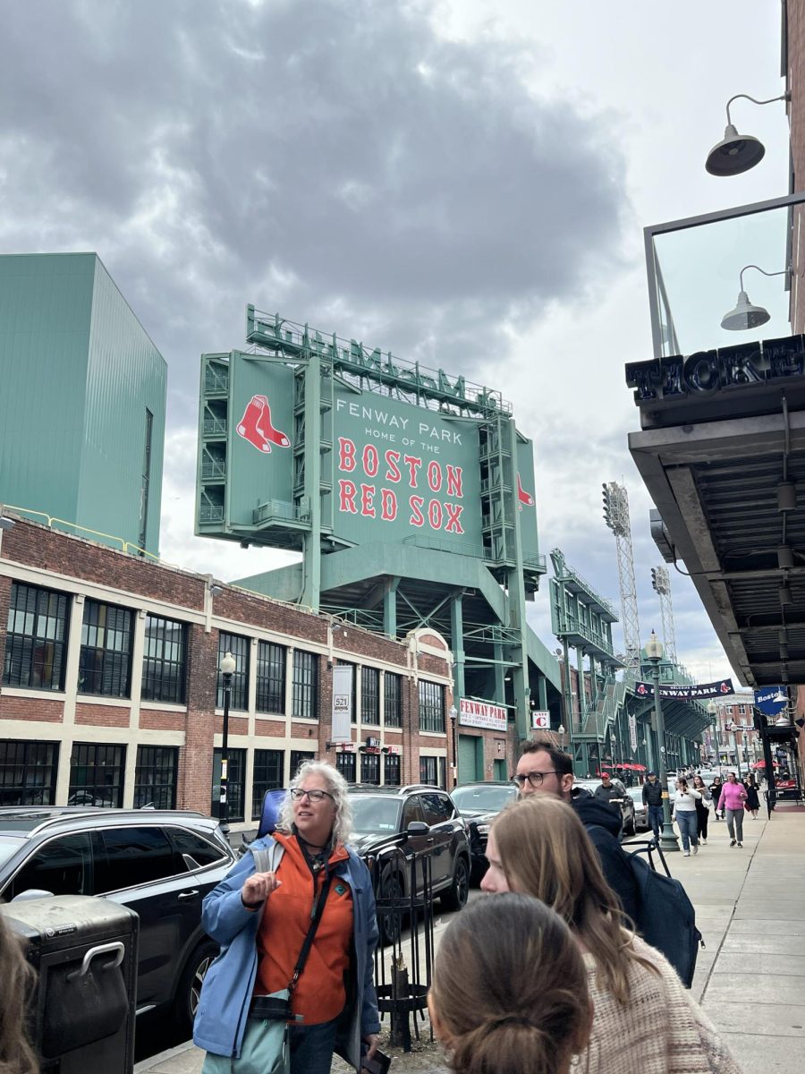 French exchaneg students walk through Boston